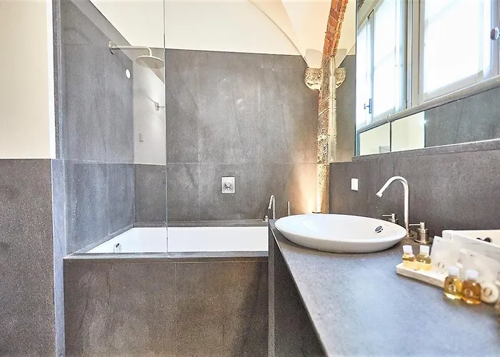 Astra-modern Loft Cathedral View Daire