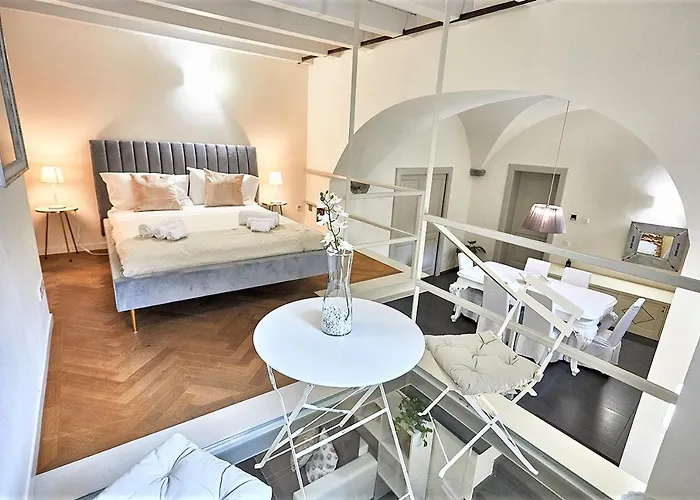 Astra-modern Loft Cathedral View Daire